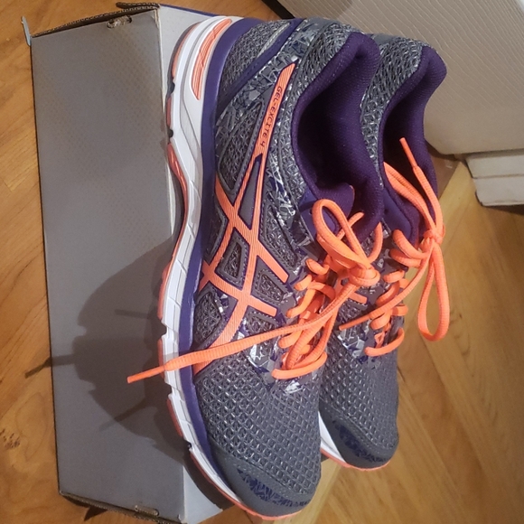 Shoes - Picture 2 of 4